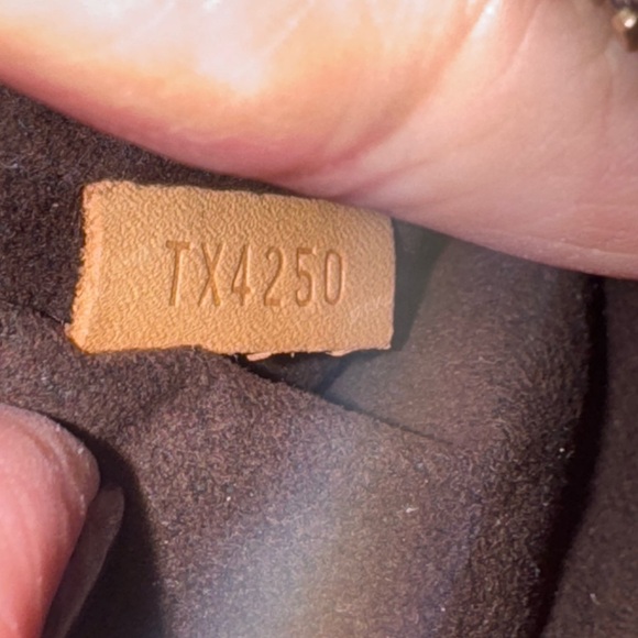 Authentic LV Pochette Métis Monogram - Picture 7 of 14